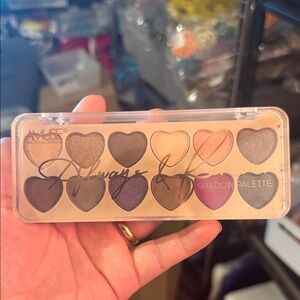 Heart-Shaped Eyeshadow Palette - Multi-Color